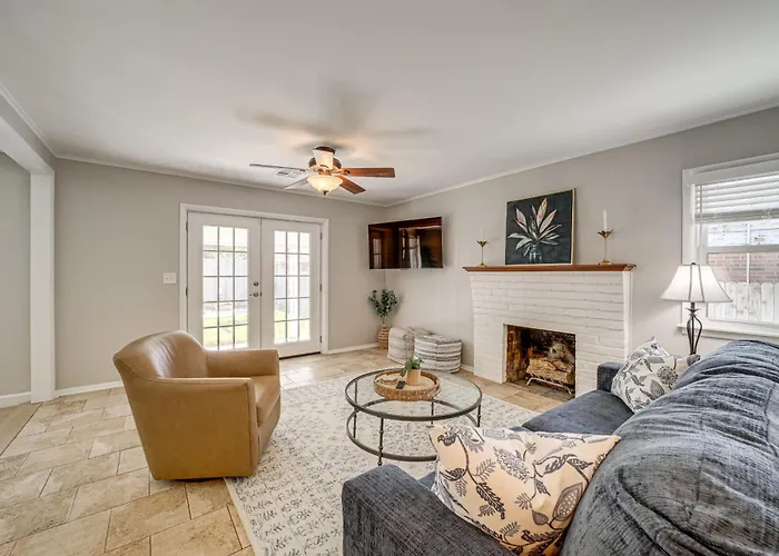 Charming Near Lafortune Park Tulsa
