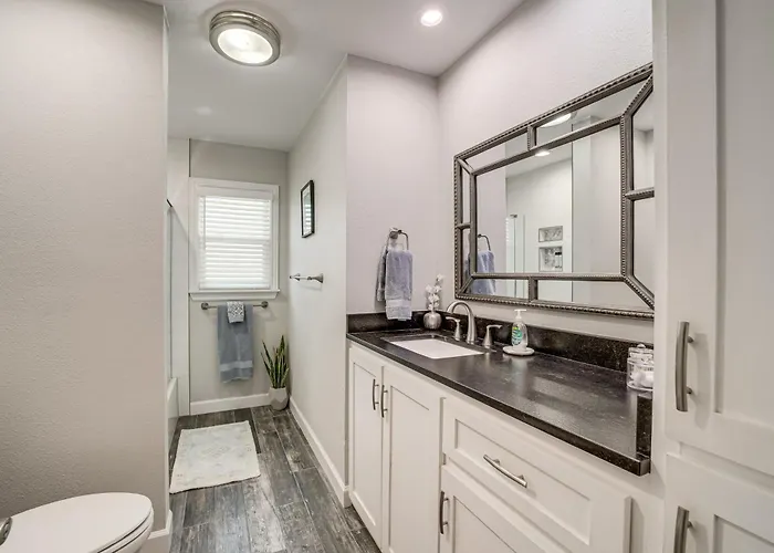 Charming Near Lafortune Park Holiday home Tulsa