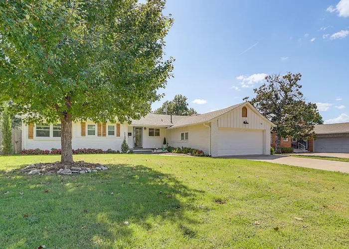 Charming Near Lafortune Park Holiday home Tulsa